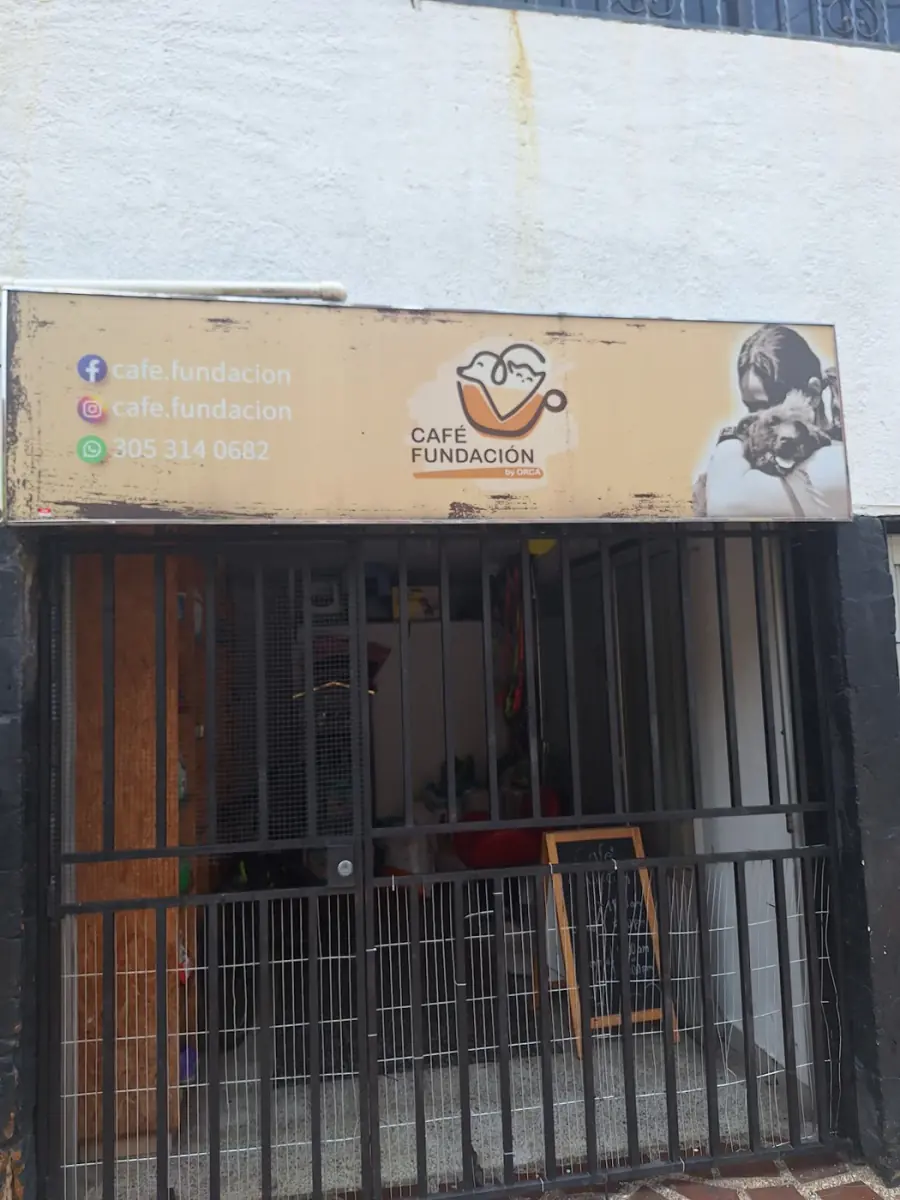 Fachada de Café Fundación con su aviso sobre la reja de entrada
