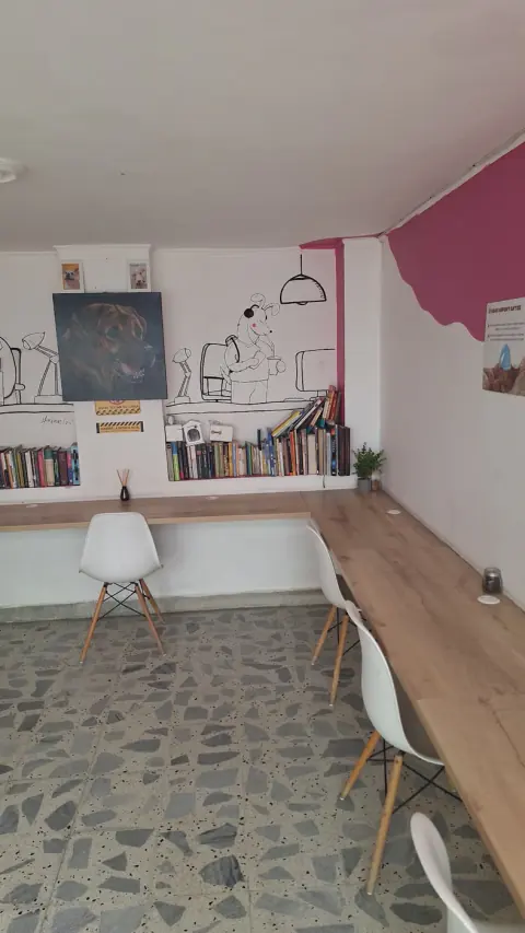 Sala de coworking con biblioteca